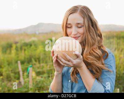 Stati Uniti d'America, Utah, Salt Lake City, Ritratto di giovane donna holding di melone Foto Stock