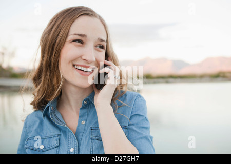 Stati Uniti d'America, Utah, Salt Lake City, Ritratto di giovane donna che parla al telefono Foto Stock
