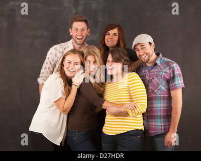 Ritratto in studio di un gruppo di amici che abbraccia Foto Stock