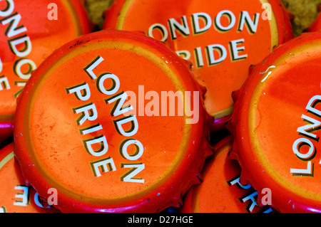 Tappi di bottiglie da bottiglie di Londra orgoglio, un amaro birra prodotta dalla birreria gualchiere di Chiswick. Foto Stock