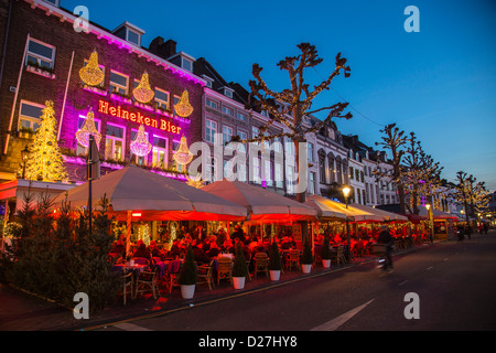 Bar e ristoranti a Piazza Vrijthof, terrazze riscaldate in inverno. Maastricht, Paesi Bassi, Europa Foto Stock