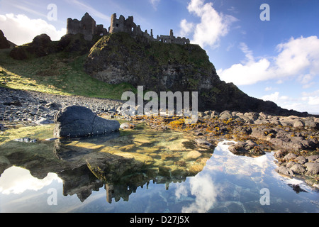 Il famoso Dunluce Castle - una pietra miliare dell'UNESCO da Causeway costa dell'Irlanda del Nord - riflessa in un pool di marea. Foto Stock