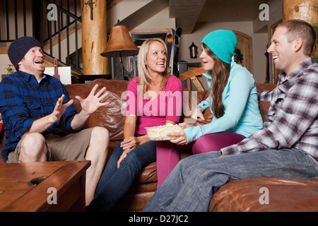 Stati Uniti d'America, Utah, Salt Lake City, amici parlano in log cabin Foto Stock