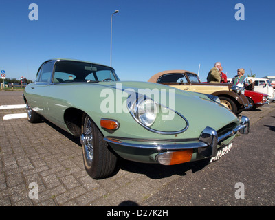 La Jaguar e-TYPE 1970 da 4,2 litri 2+2 è una classica auto sportiva britannica nota per il suo design elegante e le sue prestazioni. Questo modello, esposto in occasione di una mostra annuale di auto, mette in mostra l'eleganza e l'ingegneria delle iconiche auto sportive Jaguar degli anni '1970 Foto Stock