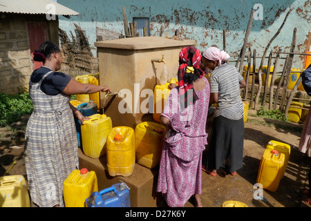 Etiopia donne raccolta di acqua da un comune punto di acqua in discussione. Beni Shangul Gumuz regione. Foto Stock