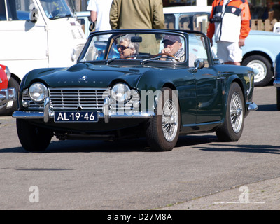 La Triumph TR4 1964 è una classica auto sportiva britannica, caratterizzata da un design elegante, dettagli cromati e un potente motore. È spesso esposta in mostre e mostre di automobili e rimane un prezioso collezionista per gli appassionati di automobili d'epoca. Foto Stock