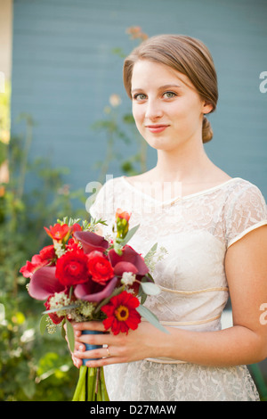 Stati Uniti d'America, Utah, Provo, Ritratto di sposa bouquet di contenimento Foto Stock