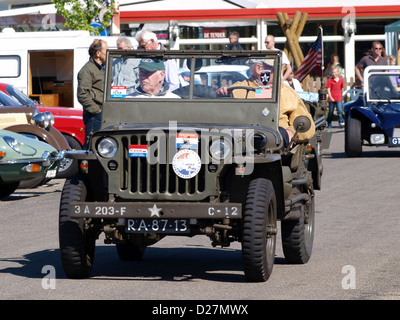 La Willys Jeep del 1957 è un classico veicolo 4x4, popolare per il suo design robusto e la storia militare. Presentata in occasione di eventi automobilistici classici, rimane un simbolo delle automobili americane d'epoca. Foto Stock