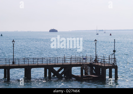 Vista attraverso il Solent all' Isola di Wight da Portsmouth. Hampshire. Inghilterra Foto Stock