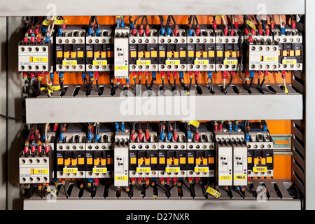 Il pannello elettrico con fusibili e contattori. Foto Stock