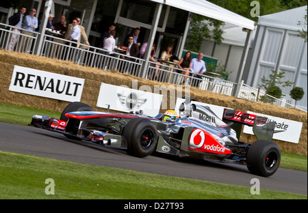 2011 McLaren-Mercedes MP4-26 con driver Lewis Hamilton al 2012 Goodwood Festival of Speed, Sussex, Regno Unito. Foto Stock