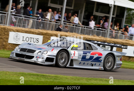 1997 Mercedes CLK GTR con driver Bernd Schneider presso il 2012 Goodwood Festival of Speed, Sussex, Regno Unito. Foto Stock