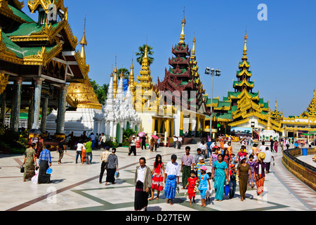 Shwedagon pagoda,Buddha,il buddismo offerte in posti planetario,edifici periferici,campane buddista,Yangon,Myanmar,Rangoon,Birmania Foto Stock