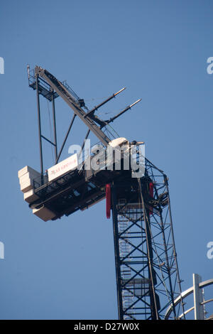 Londra, Regno Unito. 16 gennaio 2013. Danneggiato gru su St George's Wharf tower che l'Agusta 109 elicottero era entrato in collisione con a Wandsworth Road a Vauxhall, Londra, 16 gennaio 2013. Credito: martyn wheatley / Alamy Live News Foto Stock