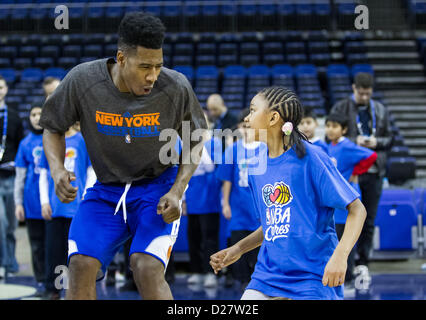 Londra, Regno Unito. 16 gennaio 2013. New York Knicks point guard Iman Shumpert (21) esegue la pallacanestro trapani con giovani come parte dell'NBA Cares programma outreach davanti al London NBA Live 2013 gioco tra i pistoni di Detroit e New York Knicks dalla O2 Arena Foto Stock