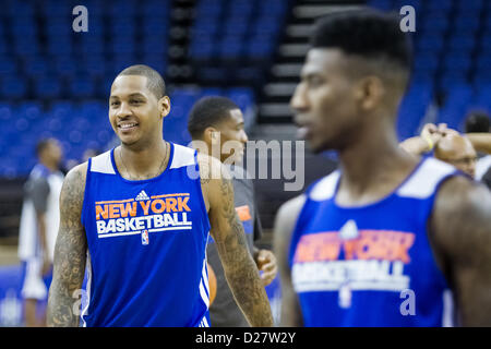 Londra, Regno Unito. 16 gennaio 2013. New York Knicks forward Carmelo Anthony (7) e New York Knicks point guard Iman Shumpert (21) in azione durante la pratica del team precedendo la Londra di NBA Live 2013 gioco tra i pistoni di Detroit e New York Knicks dalla O2 Arena Foto Stock