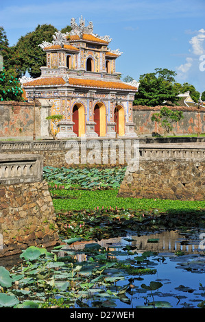 Una delle porte della città imperiale / cittadella di Hué, Vietnam - guardando dal lato interno della città attraverso gli ornati gli stagni Foto Stock