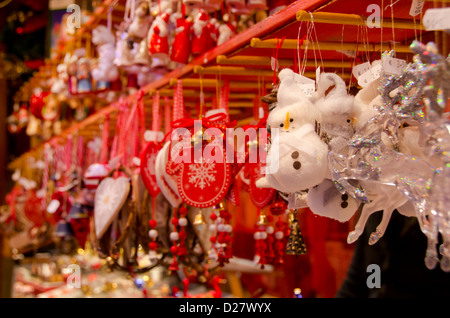 Francia, Alsazia, Colmar. Mercatino di Natale nel centro storico della città di Colmar, decorazioni per le vacanze. Foto Stock