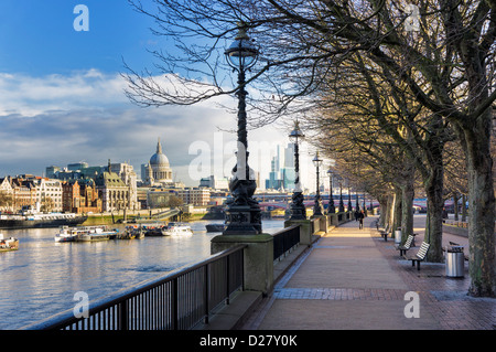 South Bank di Londra, England, Regno Unito - a piedi lungo la sponda sud del fiume Tamigi verso San Paolo sulla Queens a piedi Foto Stock