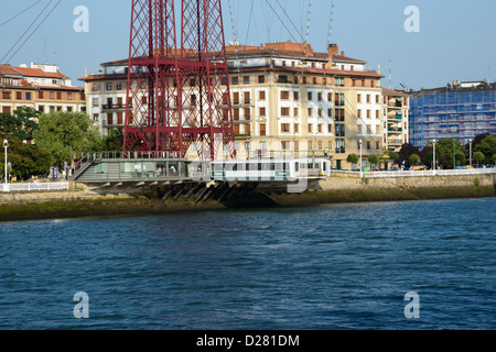 Il Ponte di Vizcaya (Bizkaiko Zubia) o Puente de Vizcaya. Transporter ponte che attraversa il fiume Nervion (Pais Basco, Spagna) Foto Stock