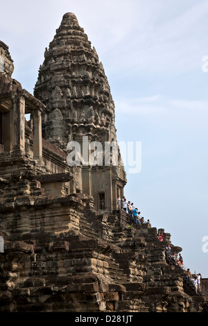 I turisti a salire le scale. Angkor Wat. Cambogia Foto Stock