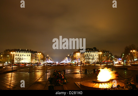 Paris Place de l Etoile e Arc de triomphe; sotto l'arco del memeorial al soldato sconosciuto Foto Stock