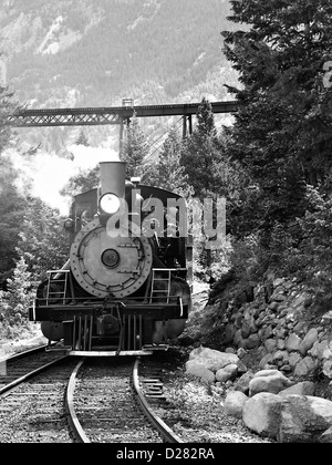 Vecchia locomotiva a vapore sul sentiero di montagna. Poiché si è ritirato e sostituito con apparecchiature più recenti Foto Stock