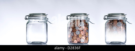 Tre vasi di monete. I vasi denota la crisi fiscale della previdenza sociale deteriorando. Foto Stock