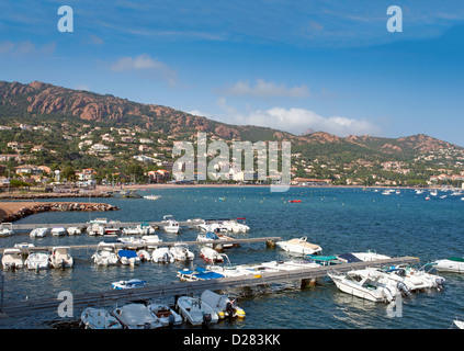 Un marina vicino a Agay, Var, Provenza, Francia, con l'Esterel Corniche in background. Foto Stock