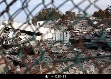 Gen. 16, 2013 - Gaza City, nella Striscia di Gaza, Territori palestinesi - un'immagine mostra le macerie di un governo Hamas edificio che ha distrutto in un passato di attacco aereo israeliano nella striscia di Gaza City il 16 gennaio 2013 (credito Immagine: © Ashraf Amra/immagini APA/ZUMAPRESS.com) Foto Stock
