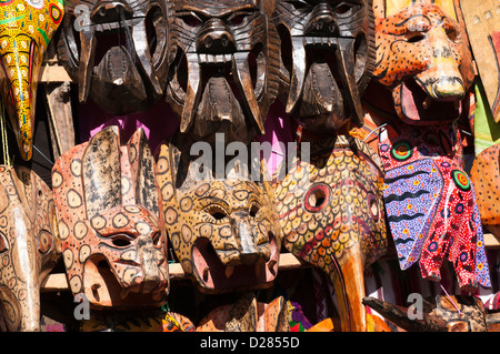 Guatemala, Chichicastenango. Maschere in legno nel mercato all'aperto. Foto Stock