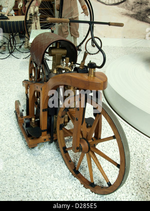 Auto & Technic museum Sinsheim.1885 Daimler Reitwagen - Equitazione 0.5hp auto Foto Stock