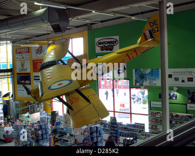 Il De Havilland DH 82A Tiger Moth II è un velivolo da addestramento biplano britannico esposto presso l'Auto & Technic Museum di Sinsheim. Questo aereo ha svolto un ruolo chiave nell'addestramento dei piloti durante la seconda guerra mondiale e rimane un simbolo dell'aviazione dei primi anni del XX secolo. Foto Stock