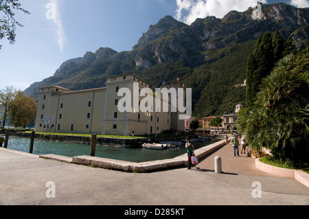 Il XII secolo costruì la Rocca (roccaforte fortificata italiana), situata nella città di Riva, sulla sponda settentrionale del Lago di Garda Foto Stock