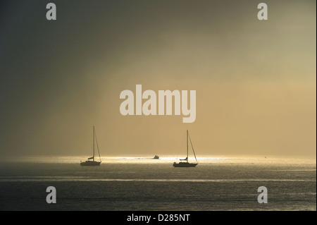 Nebbia in rotolamento su barche a vela in mare nei pressi dell'isola Ile d'oléron Charente Maritime, Francia Foto Stock