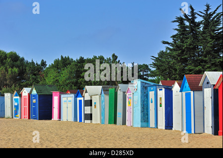 Colorate cabine da spiaggia di Saint-Denis-d'Oléron sull'isola Ile d'oléron Charente Maritime, Francia Foto Stock