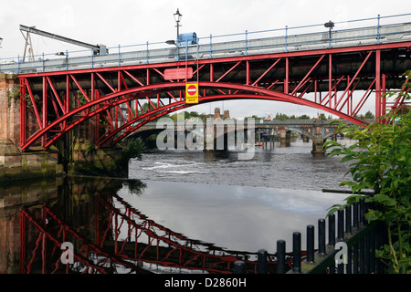 Vista Ovest lungo il fiume Clyde al tubo Bridge e Tidal Weir, Glasgow, Scotland, Regno Unito Foto Stock