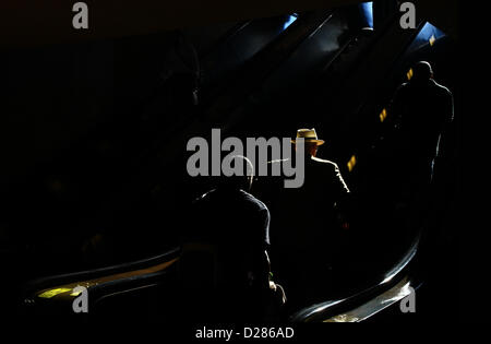 Pendolari uscire dalla fermata della metropolitana il Triangolo Federale a Washington DC, Stati Uniti d'America. Foto Stock