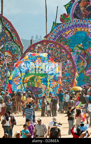 Guatemala, Sumpango. Il giorno dei morti kites (barriletes) cerimonia nel cimitero di Sumpango, Guatemala. Foto Stock