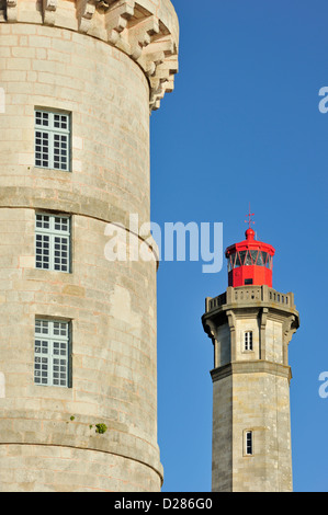 Il vecchio Tour Vauban e il nuovo faro Phare des Baleines sull'isola Ile de Ré, Charente-Maritime, Francia Foto Stock