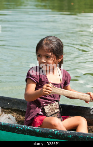 Guatemala, lago Izabal. Giovani indigeni ragazza canoa kayak sul lago Izabal (Lago de Izabal), Guatemala. Foto Stock