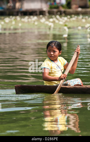 Guatemala, lago Izabal. Giovani indigeni ragazza canoa kayak sul lago Izabal (Lago de Izabal), Guatemala. Foto Stock