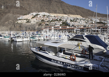 Los Gigantes vista sulla marina con barche ormeggiate scogliera ripida discesa che si affaccia Espainia Espana Espanha Espanya ispanico Foto Stock