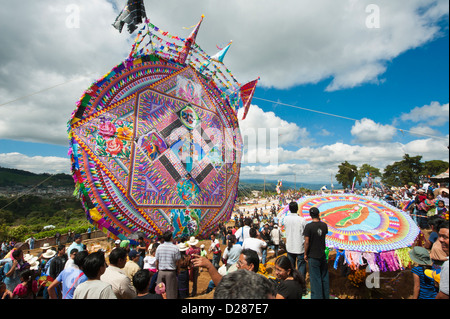 Guatemala, Santiago, Sacatepequez. Il giorno dei morti kites (barriletes) nel cimitero di Santiago, Sacatepequez, Guatemala. Foto Stock