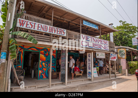 America centrale, Honduras, Roatan, West End Village, dive negozio e ristorante Foto Stock