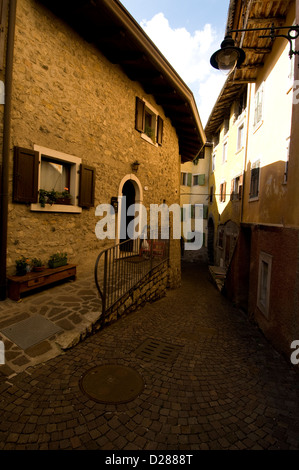 Il villaggio rurale medievale di ‘Tenno’, deformato nel tempo e ben conservato, con un castello privato di origine medievale nei dintorni Foto Stock