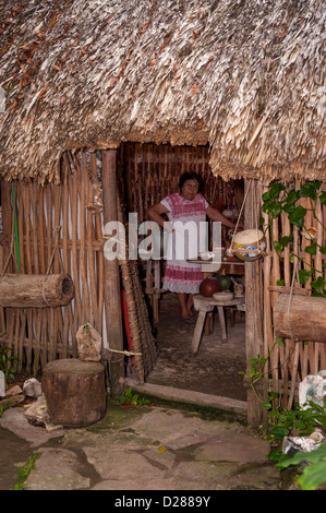 Messico, Cozumel, San Miguel, Museo di Cozumel, Maya donna in casa tradizionale Foto Stock