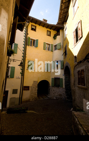 Il villaggio rurale medievale di ‘Tenno’, deformato nel tempo e ben conservato, con un castello privato di origine medievale nei dintorni Foto Stock