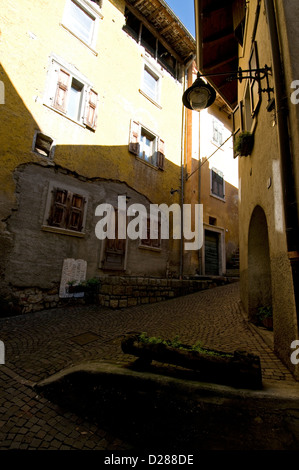 Il villaggio rurale medievale di ‘Tenno’, deformato nel tempo e ben conservato, con un castello privato di origine medievale nei dintorni Foto Stock