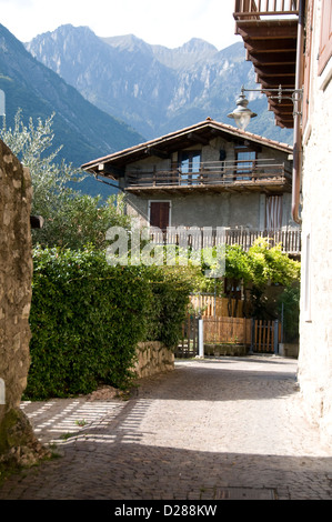 Il villaggio rurale medievale di ‘Tenno’, deformato nel tempo e ben conservato, con un castello privato di origine medievale nei dintorni Foto Stock